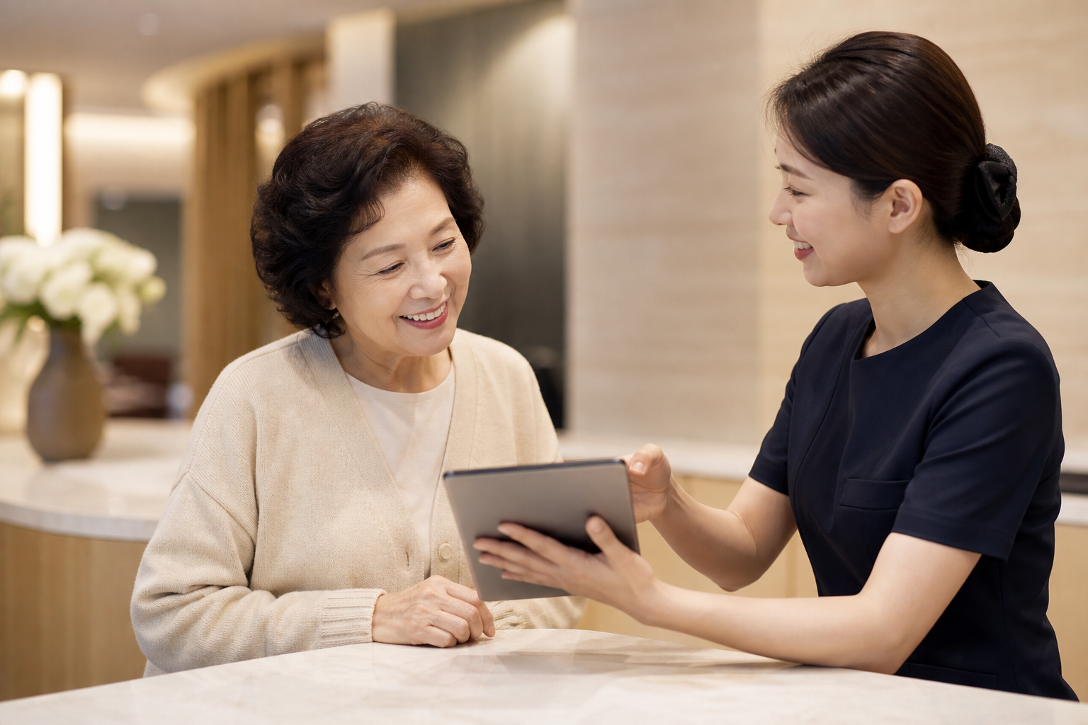 임플란트 시술을 설명하는 치과의사